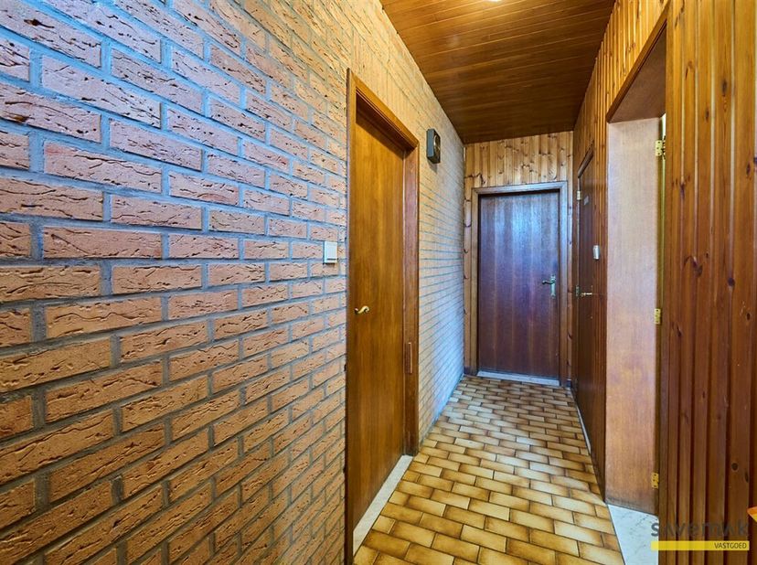 Cette charmante ferme des années 1920 se trouve au coeur du centre-ville de Koersel. Cette propriété de caractère a été entièrement rénovée dans les a
