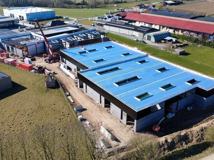 210m² nouveau bâtiment entrepôt&lt;br /&gt;
Emplacement: sur la zone industrielle à Herzele, facilement accessible via l&#039;E40&lt;br /&gt;
Spécifications: 1 porte s