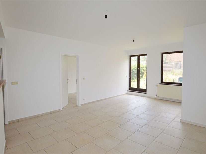 Limmobilière L.A. de Gembloux vous présente ce bel appartement 1 chambre, entièrement rénové, lumineux et idéalement situé en plein coeur de la ville.
