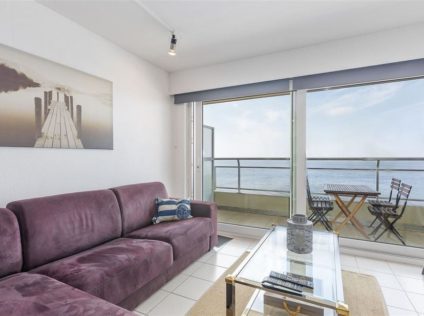 Appartement spacieux, face à la mer.   Composition : hall d&#039;entrée, débarras, living spacieux, cuisine semi-ouverte, salle de bains avec baignoire, to