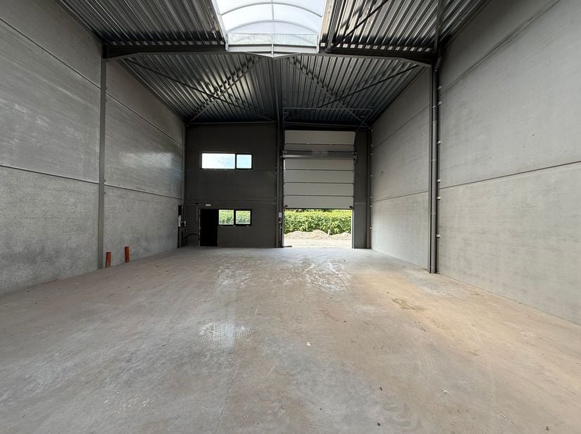 Gloednieuwe KMO-unit met een oppervlakte van 343 m² te koop. Fantastisch gelegen op slechts 500 m van de N9 met een vlotte verbinding naar de expressw
