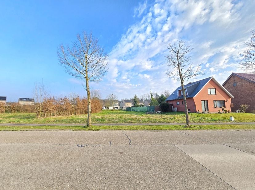 Mooi perceel bouwgrond voor open bebouwing, zijnde LOT 2 op het verkavelingsplan, met een opp. van 12a72ca. Deze grond is gelegen in een residentiële