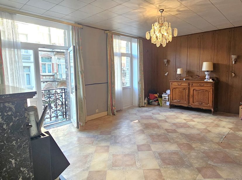 Appartement situé au 1er étage dun immeuble de 4 niveaux, à proximité immédiate des transports en commun, du parc Duden et du centre dart contemporain