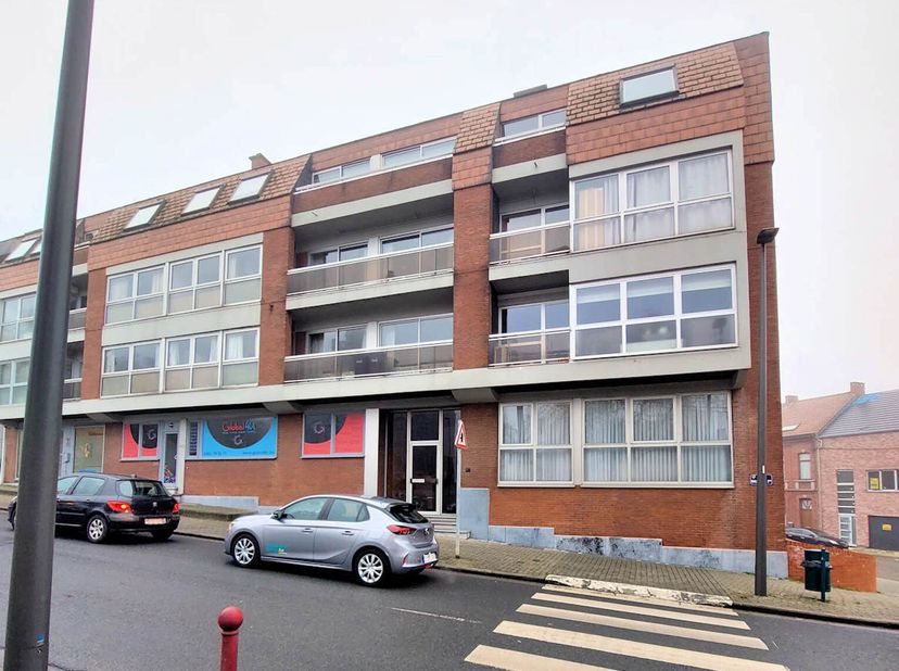 Charmant appartement 3 chambres avec cave et garage !&lt;br /&gt;
Idéalement situé en plein cur de Courcelles, à proximité immédiate des commerces, écoles,