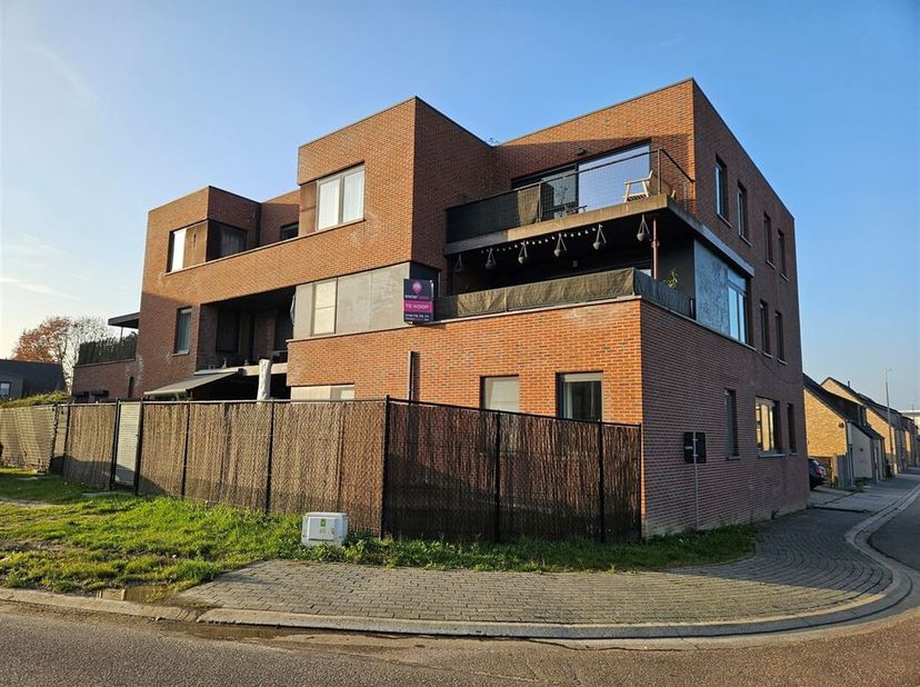 Ruim gelijkvloers appartement voorzien van 2 slaapkamers met terras + tuin rustig gelegen&lt;br /&gt;
Omgeving:&lt;br /&gt;
+ Gunstig en centraal gelegen &lt;br /&gt;
+