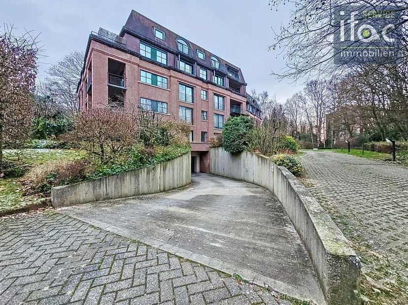 Appartement au rez-de-chaussée idéalement situé avec terrasse et usage privatif du jardin, immeuble bien entretenu avec de beaux jardins communs tout