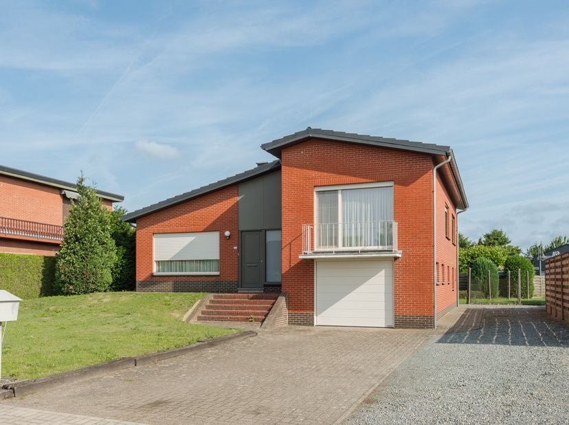 Deze ruime splitlevelwoning ligt in Achel, op een perceel van maar liefst 1126 m², vlak bij de Nederlandse grens.&lt;br /&gt;
&lt;br /&gt;
De woning biedt veel ru
