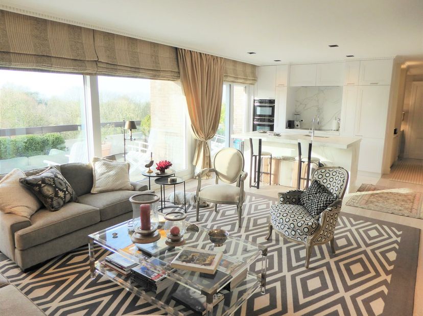 De Fré/Bois de la Cambre. Luxueux penthouse RENOVE et MEUBLE dans un immeuble de standing en intérieur d&#039;îlot. Cet appartement développe une superfici