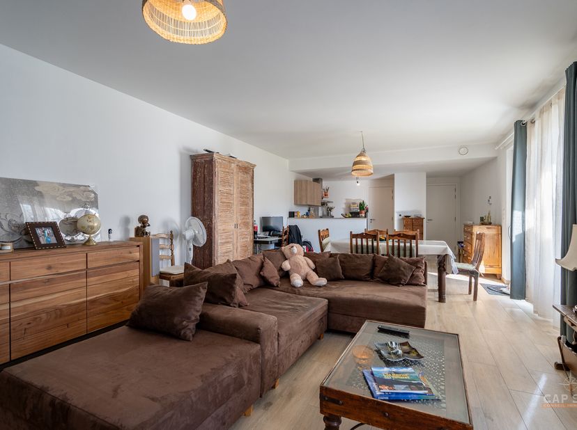 BRAINE-LALLEUD. Cap-Sud vous propose un appartement RDC avec jardin et terrasse, lumineux, proche de la gare et des grands axes. Il se compose dun hal