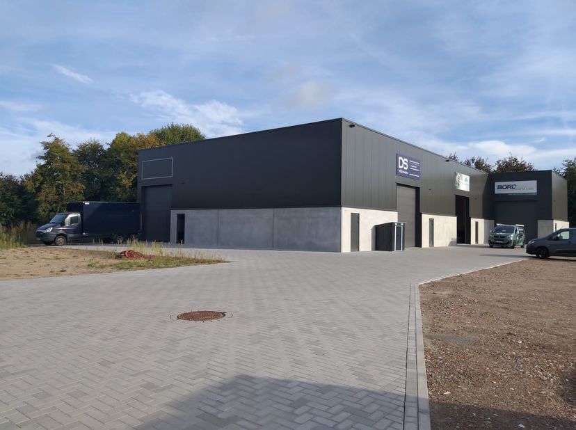 BEDRIJFSUNIT VAN 176M² IN RADEMAKERSSTRAAT 78: &#039;KMO kanaal&#039; te Bocholt&lt;br /&gt;
Kenmerken:&lt;br /&gt;
- beschikbaar vanaf 1/5/2025&lt;br /&gt;
- 1 sectionaalpoort: