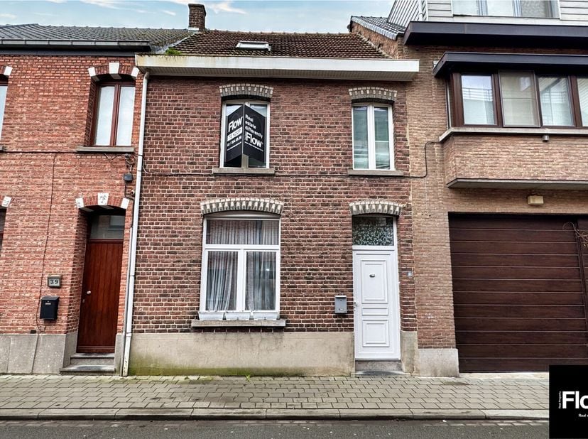 FLOW Real Property biedt u deze woning met 4 slaapkamers, met een oppervlakte van 140 m² (volgens EPC), ideaal gelegen in het hart van Merchtem.&lt;br /&gt;