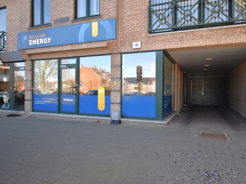Goed gelegen handelspand te koop in Lanaken-centrum,&lt;br /&gt;
aan het Molenweideplein.&lt;br /&gt;
&lt;br /&gt;
Momenteel is het pand ingericht als kantoor, met afzo