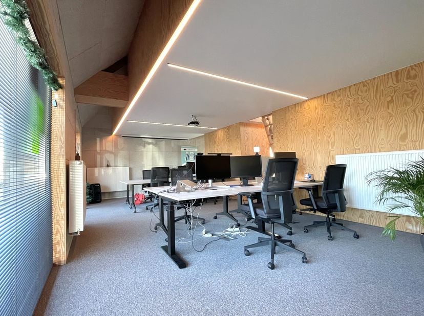 Polyvalent handelsgebouw/ kantoor (85.000 EUR - Verhuurd à 1.050 EUR per maand) Samen aan te kopen met woning in gerenoveerde en instapklare staat, ge