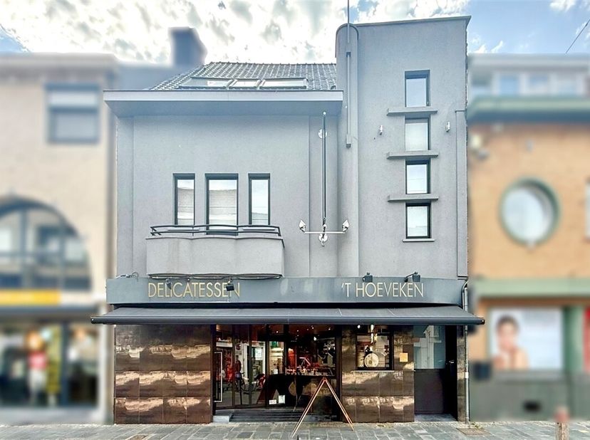 Handelspand met duplexappartement en tuin, gelegen pal in het centrum van Londerzeel.&lt;br /&gt;
Indeling - totale oppervlakte 348m² :&lt;br /&gt;
- kelder (28m²