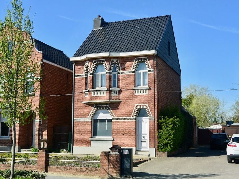 Deze te renoveren woning bied heel wat mogelijkheden . &lt;br /&gt;
&lt;br /&gt;
Indeling : inkomhal , woonkamer , keuken , badkamer , wasplaats , apart toilet . 