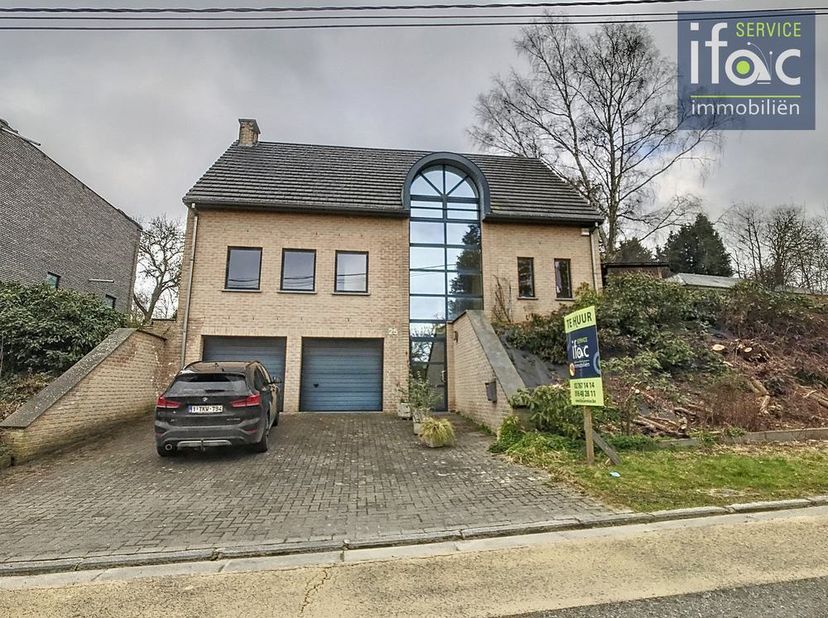 Zeer ruime woning te huur (totale oppervlakte van 336 m²) met 4 slaapkamers, 2 badkamers, apart bureau en dubbele garage, in het centrum van Terlanen!