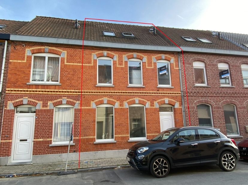 Deze ruime instapklare stadswoning kan je vinden in hartje Waregem en is bestaande uit : ruime inkomhal met vestiaire en ingemaakte kasten, apart gast