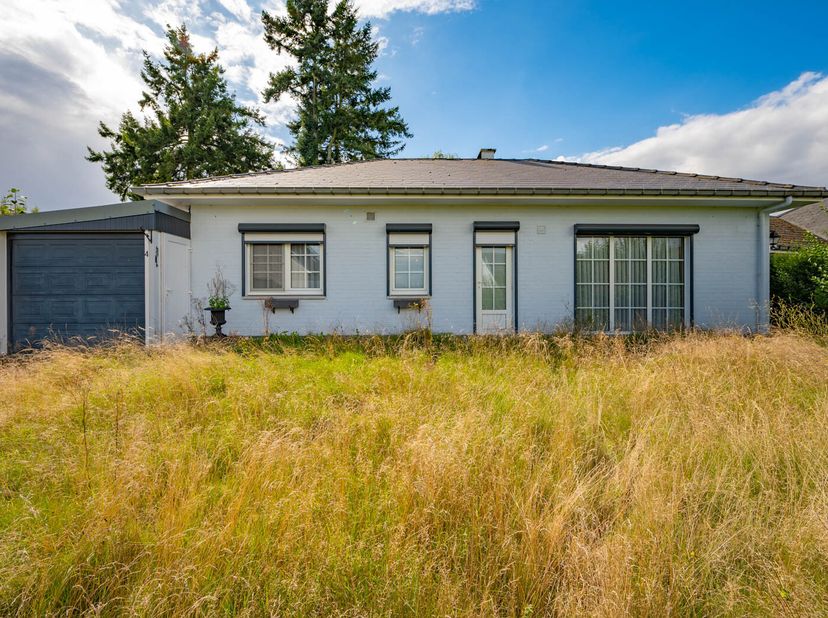 RUSTIG GELEGEN BUNGALOW &lt;br /&gt;
 &lt;br /&gt;
Bungalow met tuin  omvattende een inkomhal met WC, living in L vorm met sierhaard en grote ramen, 4 (slaap)kame