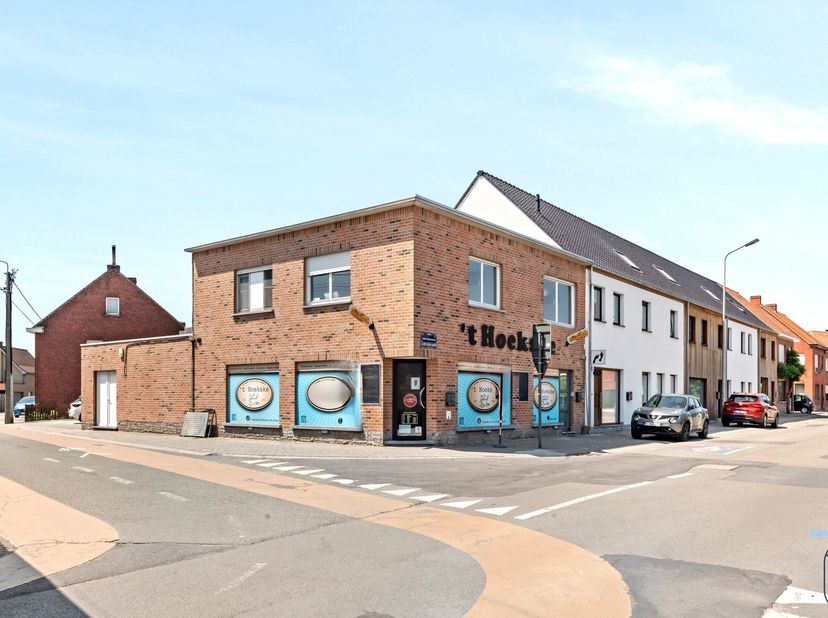 TOPGELEGEN handelspand met woonst vlakbij het CENTRUM van Waregem, GUNSTIG gesitueerd op een hoeklocatie met goede visibiliteit! IDEAAL voor KANTOORRU