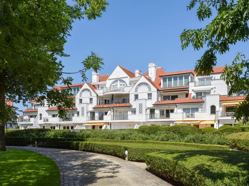 Appartement luxueusement rénové de 105m², situé de manière unique dans le magnifique domaine &#039;Tennis Gardens&#039; niché entre la mer et l&#039;avenue du Littor