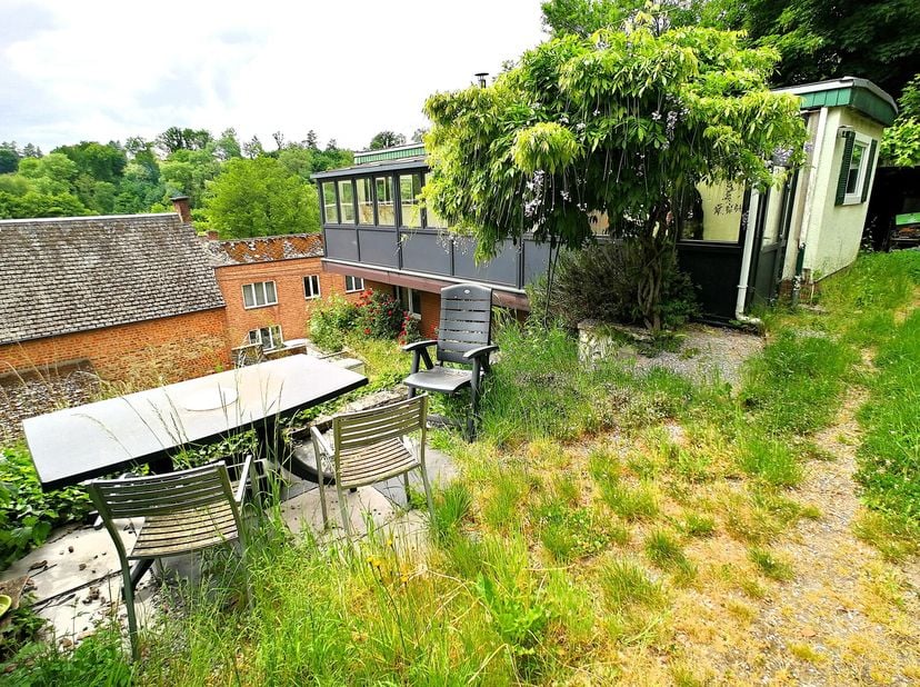 Belle maison 4 façades (2ch) avec garage et jardin Composition : Rdch : Véranda, séjour, cuisine équipée ouverte, salle de bain et 1 chambre Sous-sol
