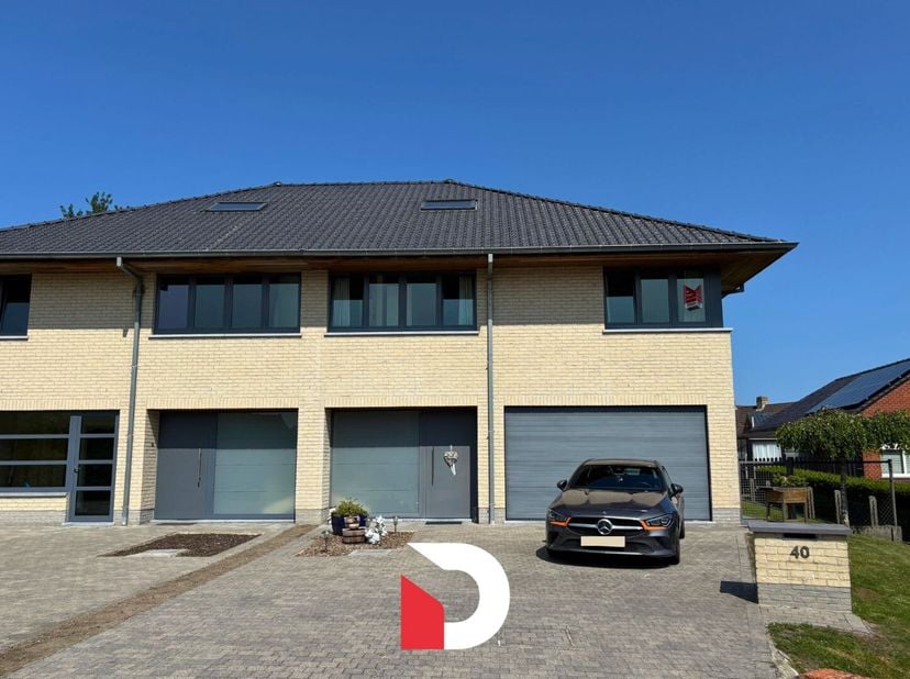 In Dudzele bevindt zich deze ruime halfopen woning met tal van troeven. De woning heeft een ruime inkom met een gastentoilet, een lichtrijke leefruimt