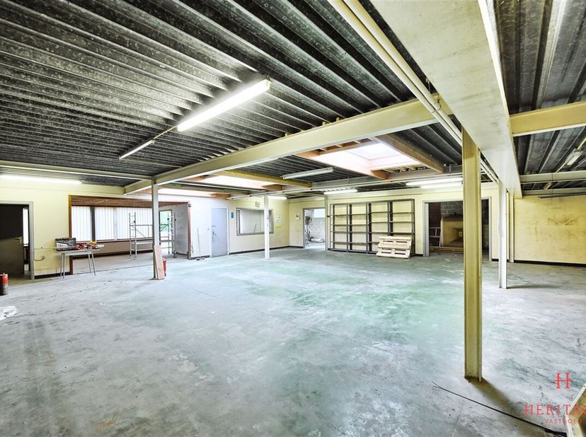 Entrepôt / magasin de 290m² à louer à Merelbeke&lt;br /&gt;
Cet entrepôt de 290m² est situé sur la Hundelgemsesteenweg à Merelbeke.&lt;br /&gt;
L&#039;entrepôt dispose