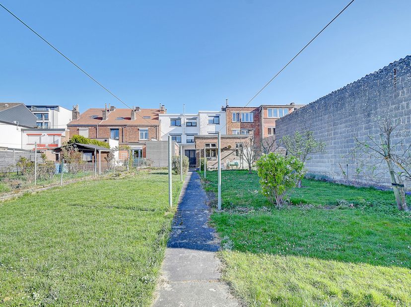 Visite virtuelle : https://my.matterport.com/show/?m=Xa45FzfoxFL -  L&#039;immobilière SCIARA a le plaisir de vous présenter ce lot de 2 appartements actue