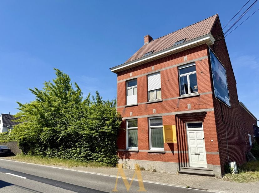 Ruime alleenstaande burgerwoning te Kuurne met enorm veel potentieel! Gelegen op een perceel van 737 m2 met maar liefst 271 m2 bewoonbare oppervlakte.