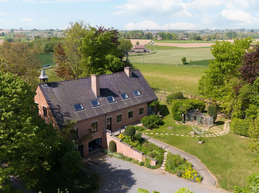 Vous recherchez la tranquillité et une vue magnifique ? Nous avons le plaisir de vous proposer cette villa très spacieuse à Biévène, la jolie petite c