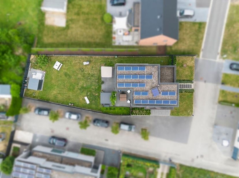 Ben je opzoek naar een stijlvolle, energiezuinige woning met veel ruimte, licht en luxe? Dan is deze moderne open bebouwing van 2012 in Nieuwerkerken