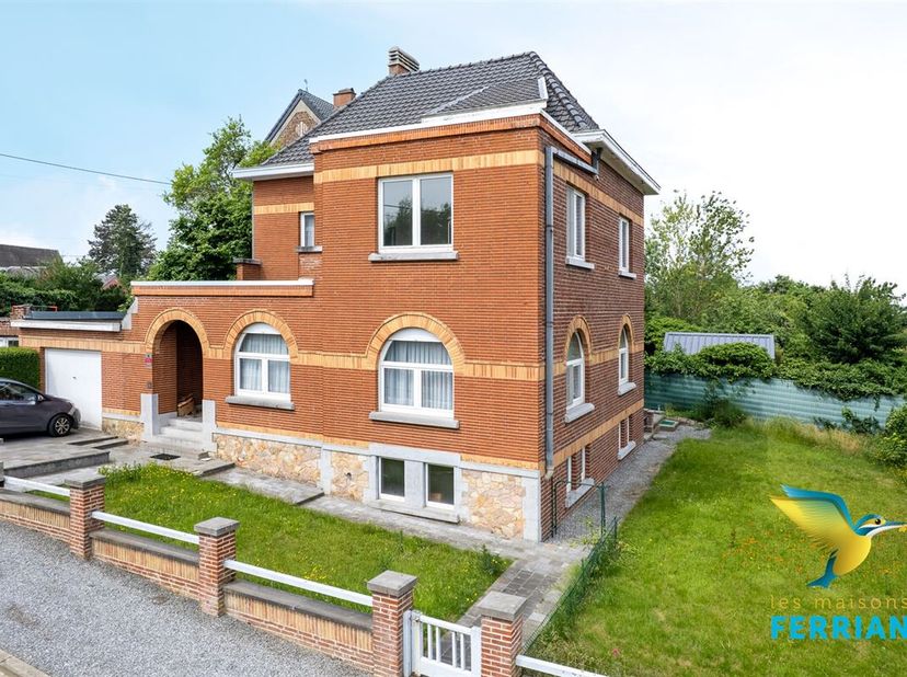 Visites au 0476/08.47.47.&lt;br /&gt;
Superbe villa d&#039;architecte 4 chambres avec garage et jardin comprenant: Au rez: Hall d&#039;entrée, salon, salle-à-manger,