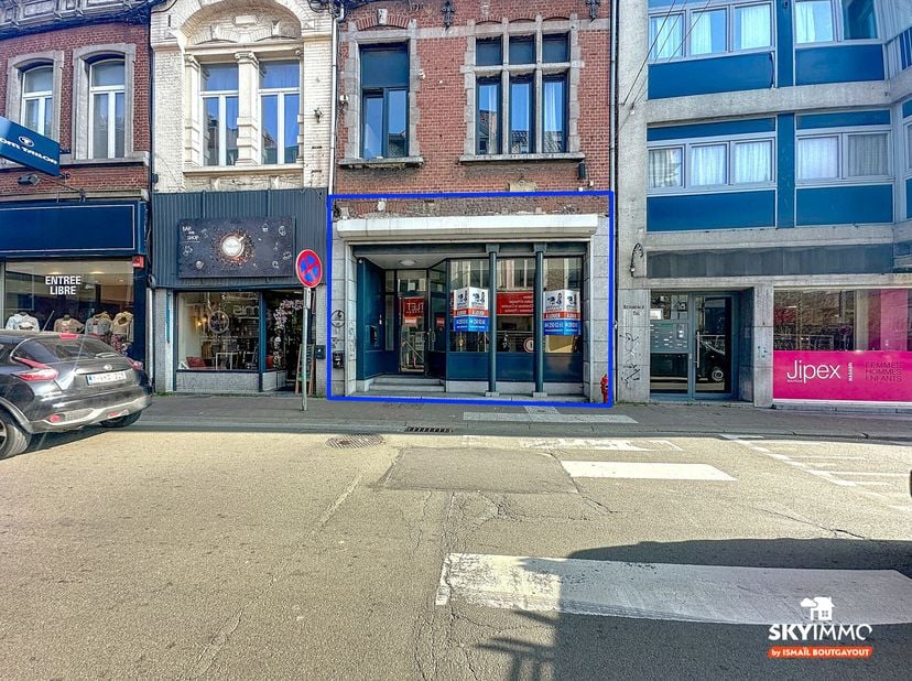 L&#039;agence SKYIMMO vous propose ce magnifique rez-de-chaussée commercial situé sur la grand route commerciale de JEMEPPE- SUR -MEUSE .&lt;br /&gt;
La surface