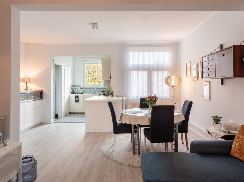 Lichtrijk en ruim appartement op de eerste verdieping van een klein gebouw op toplocatie aan de Jozef Verbovenlei vlakbij het Te Boelaerpark. Je komt