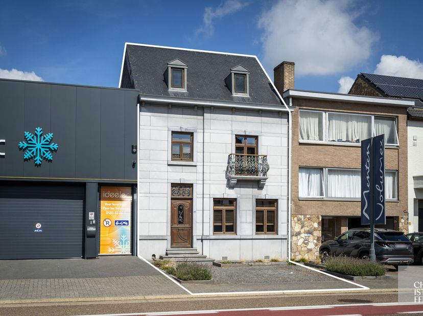 Op een perceel van 430m² onderscheidt dit statige herenhuis zich onmiddellijk door zijn elegante gevelarchitectuur, klassieke houten voordeur en charm