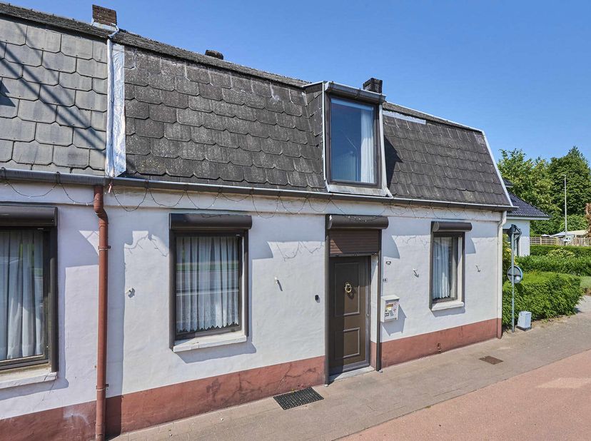 Opzoek naar een kleinschalig renovatieproject? Deze knusse woning bevindt zich nabij het centrum van Hechtel op een perceel van 2a 86ca. Voor de wonin