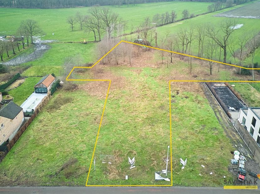 Prachtig stukje bouwgrond van 24 meter straatbreedte met achterliggende landbouwgrond en bos.&lt;br /&gt;
Gelegen in een rustige straat vlakbij bos en groen