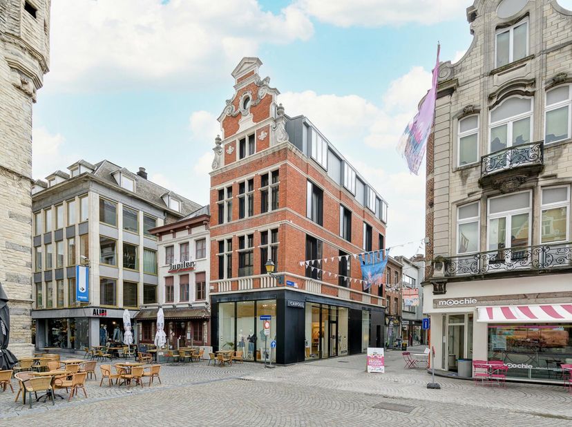 Interesse of een bezoek? Contacteer Steven Plompen via steven@copandi.be of +32 498 61 58 86&lt;br /&gt;
Dit appartement is gelegen op de 3e verdieping pal