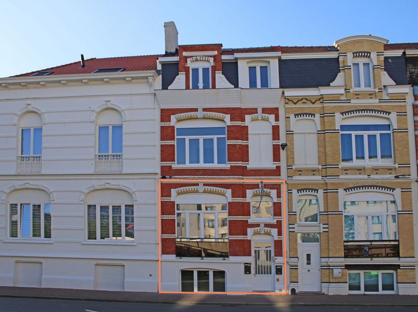 Voor meer informatie contacteer Daan Seys: 0491/06.97.30Dit gerenoveerde duplex appartement is gelegen te Oostende op een uiterst gunstige locatie (re