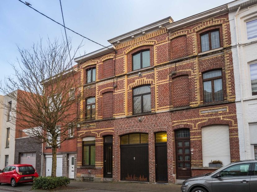 Kortrijk: Opbrengsteigendom met 6 studentenkamers in het centrum van KortrijkDeze eigendom, gelegen in het centrum van Kortrijk, biedt een uitstekende