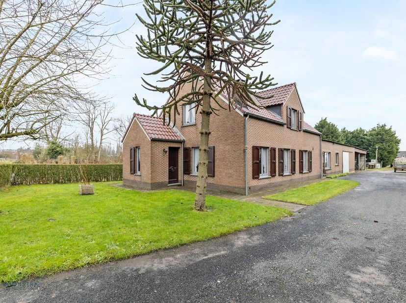 Op een uitstekende locatie te Putte bevindt zich deze instapklare landbouwerswoning met 3 slaapkamers en praktisch bijgebouw + serre op een schitteren