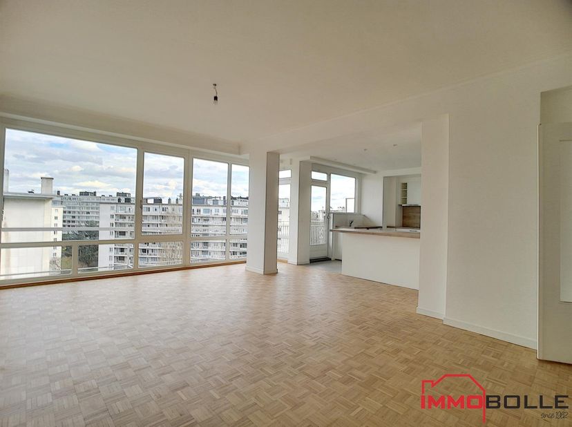 A proximité des métros Hankar/Pétillon et de toutes les facilités, bel appartement de +/- 120m² (selon CPEB) + terrasses situé au 8e étage d&#039;un immeub