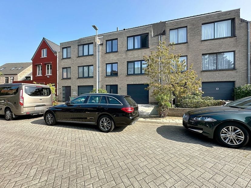 In een aangename en rustige zijstraat van de Baron Ruzettelaan, in het hart van Assebroek, vinden we deze uitstekend onderhouden en instapklare bel-et