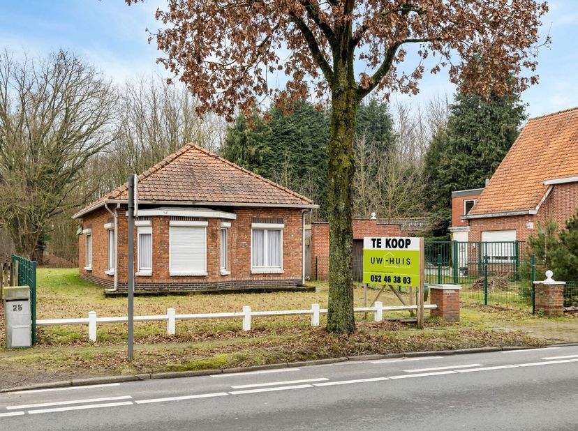 In een rustige en groene omgeving in Stekene bevindt zich deze vrijstaande bungalow op een perceel van 480 m², met een achterliggend bos. De woning li