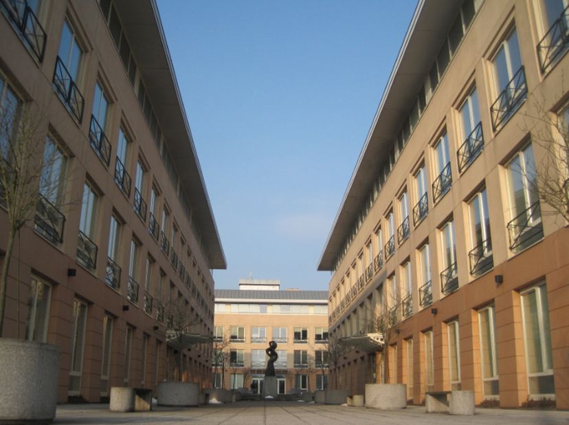Espace de bureau avec un excellent ratio de stationnement (1/20m²), idéalement situé le long du Ring de Bruxelles et à distance de marche de la gare d