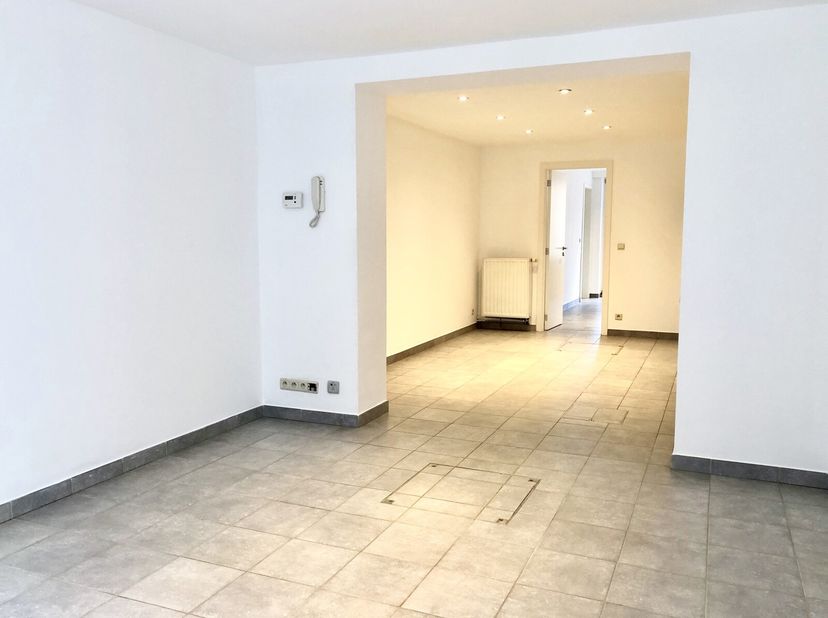 Idéalement situé à Etterbeek, à proximité de Mérode et du Cinquantenaire, au rez-de-chaussée dun immeuble Art-déco de 4 étages, nous vous proposons ce
