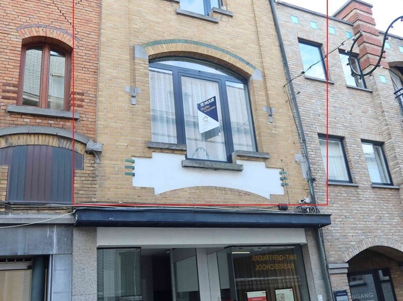 Super gezellig en comfortabel duplex app. met 1 grote slk en bureau (of babykamer) in centrum Wetteren.&lt;br /&gt;
Dit duplex appartement heeft een eigen (