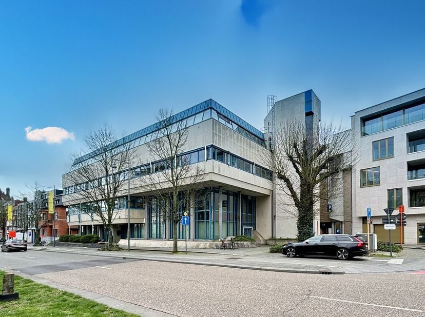 Espaces de bureaux de 100 à 600 m² à louer au premier étage du bâtiment. L&#039;espace est accessible à la fois par un escalier central et par un ascenseur