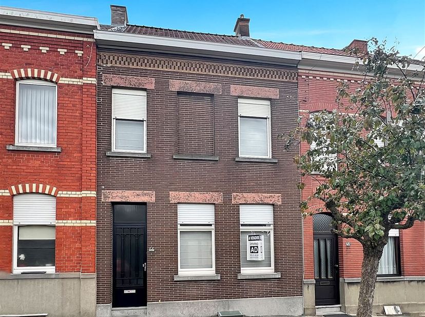 Cette charmante maison offre une base solide pour ceux qui recherchent une maison abordable avec un potentiel de croissance. Le rez-de-chaussée compre