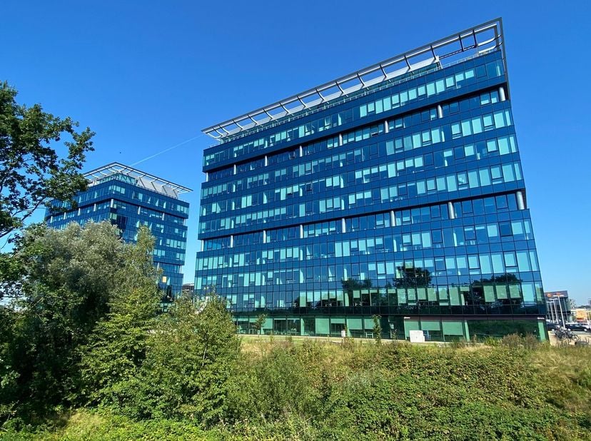 Fenomenaal gelegen kantoren van 360 m² op het gelijkvloers links te huur in het prestigieuze kantoorgebouw &quot;Blue Towers&quot; te Gent. Unieke ligging vlak
